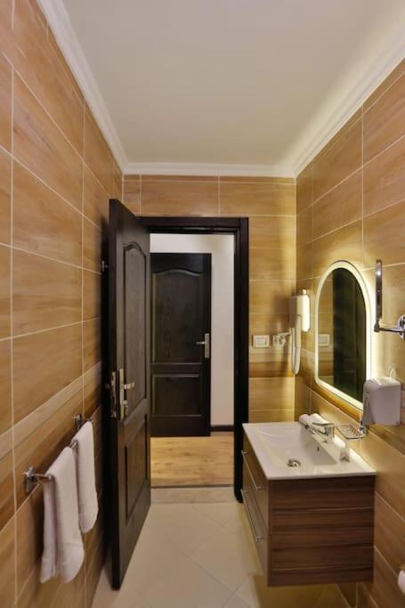 Parkside Boutique 3 Bbr Serviced Apartment - Ocean Blue - Near Airport Каїр Екстер'єр фото